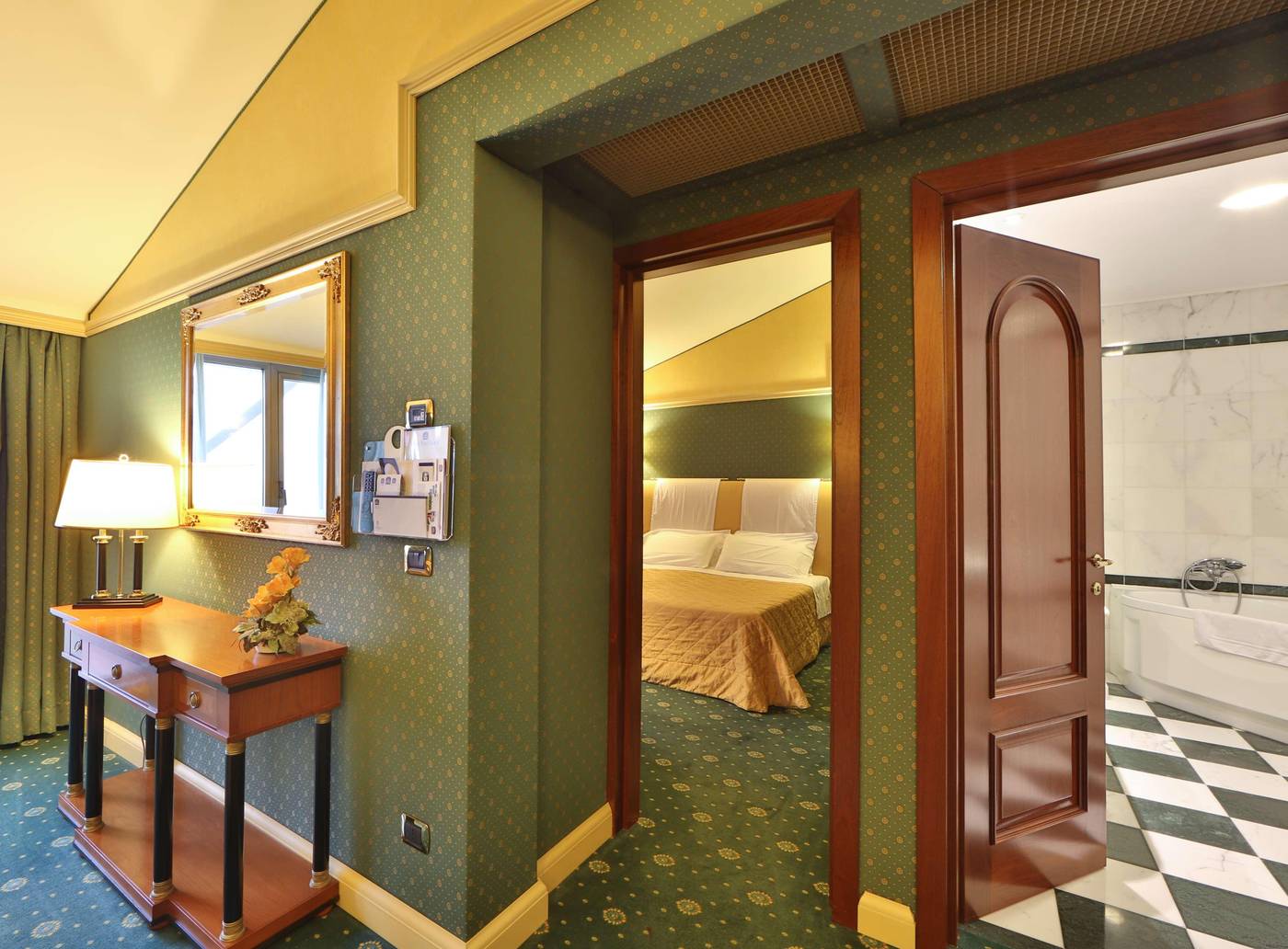 Best-Western-Grand-Htl-Guinigi-Room-7