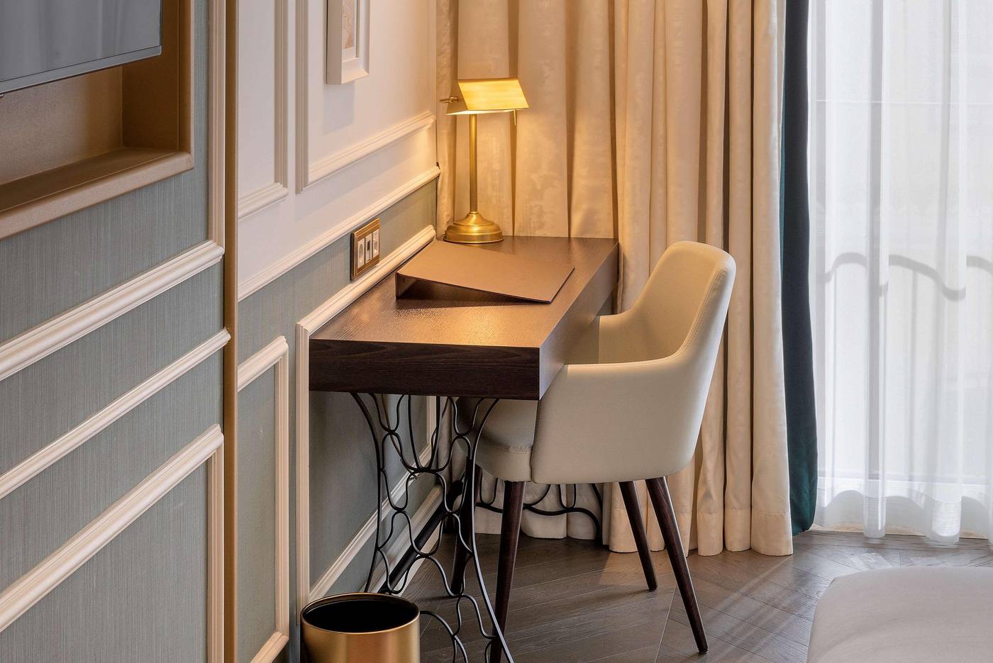 The-Emerald-House-Lisbon--Curio-Collection-by-Hilt-Room-60