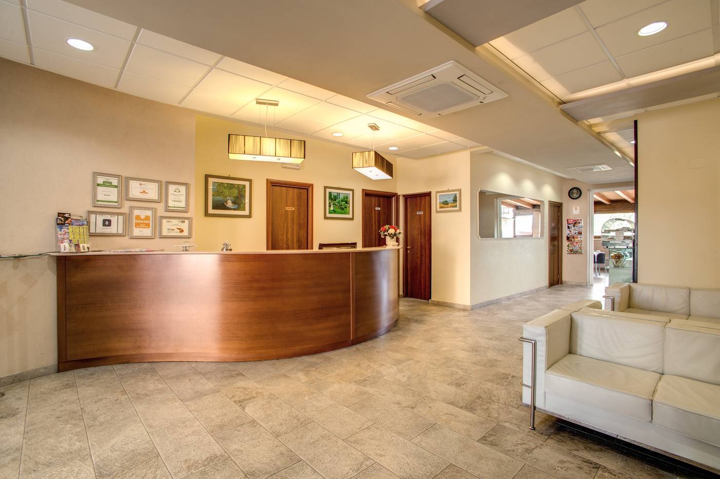 Hotel-Roma-Tiburtina-Lobby-1