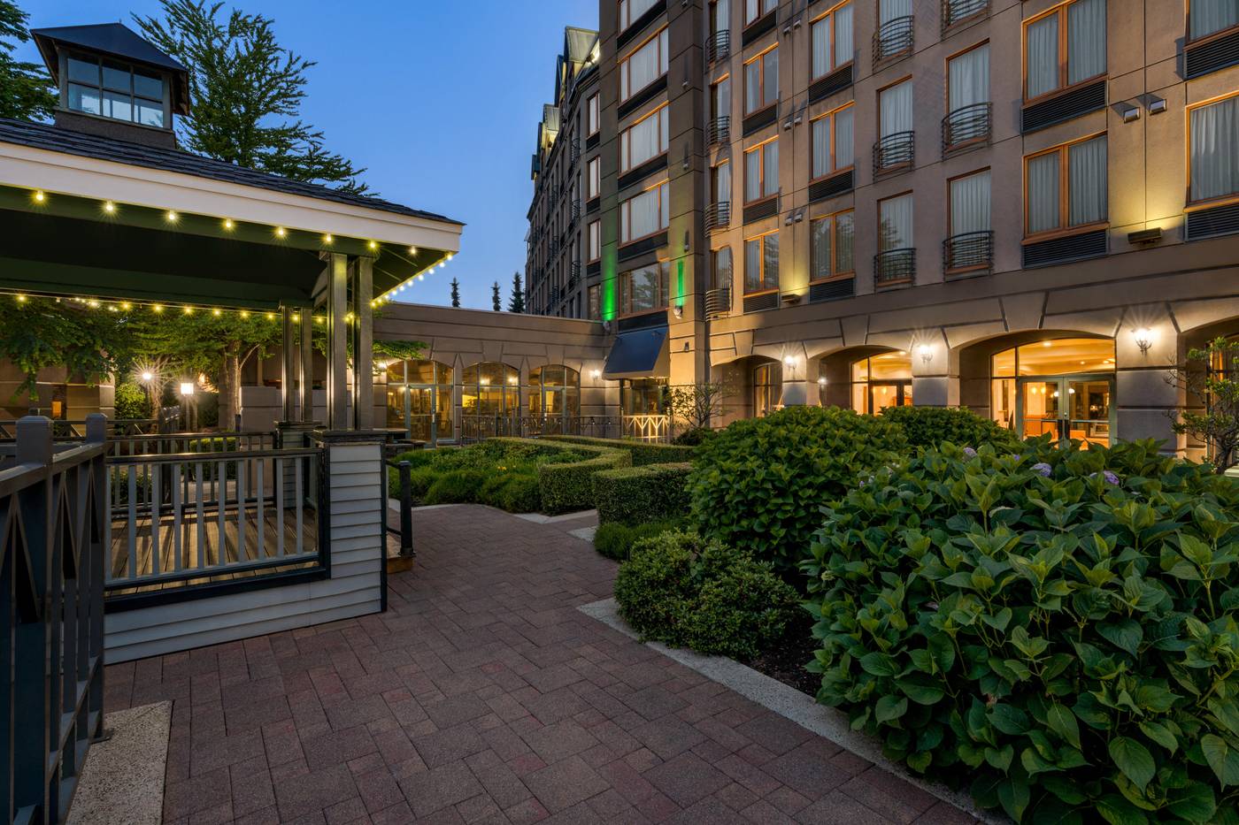 Holiday-Inn---Suites-North-Vancouver-General-view-36