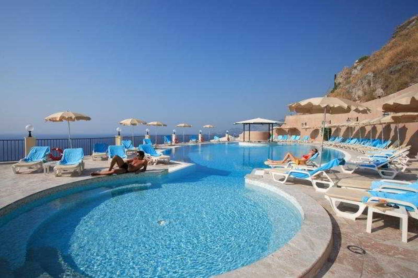 Hotel-Capo-dei-Greci-Pool-10