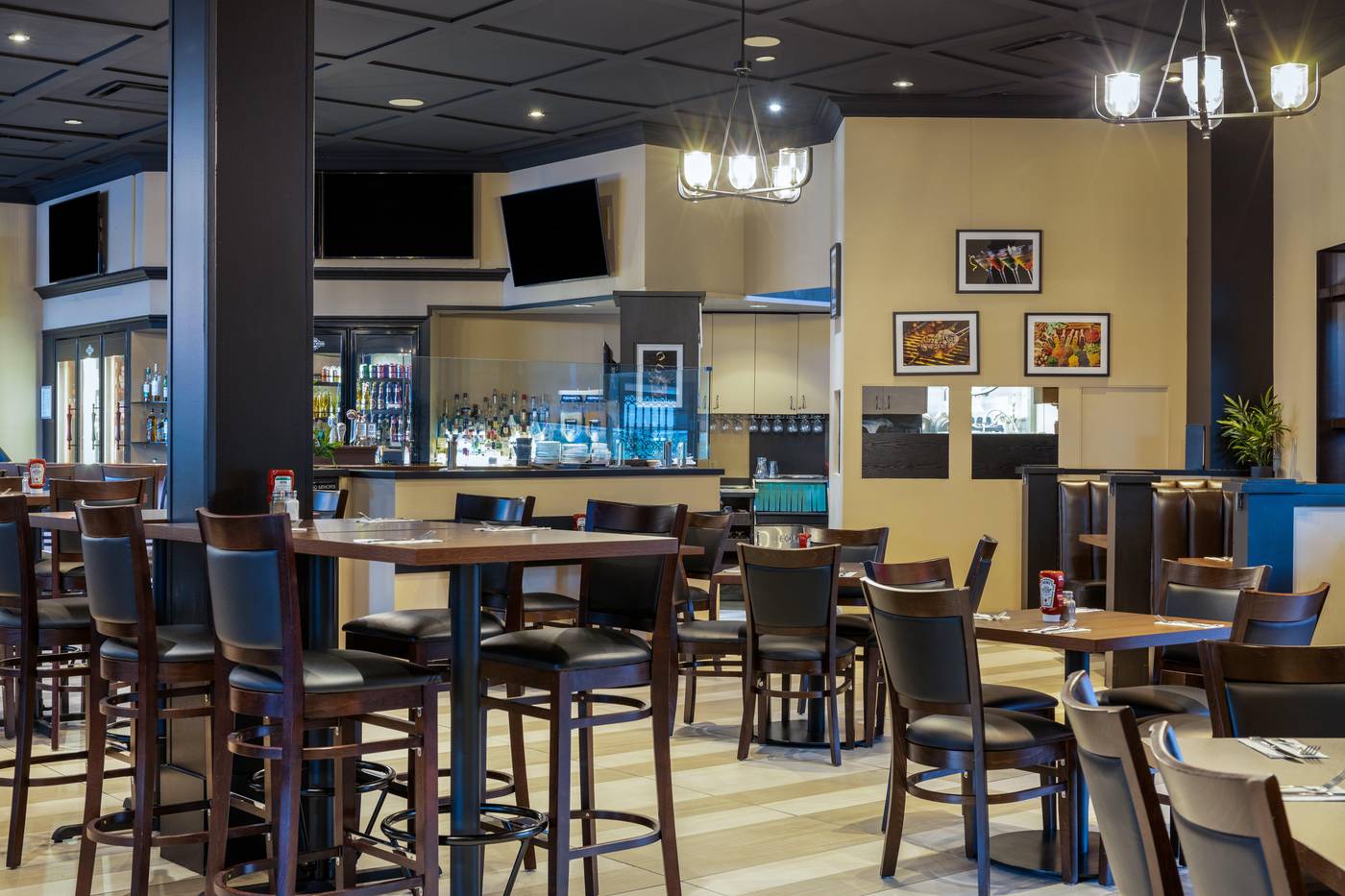 Holiday-Inn-Vancouver-Airport-Bar-13