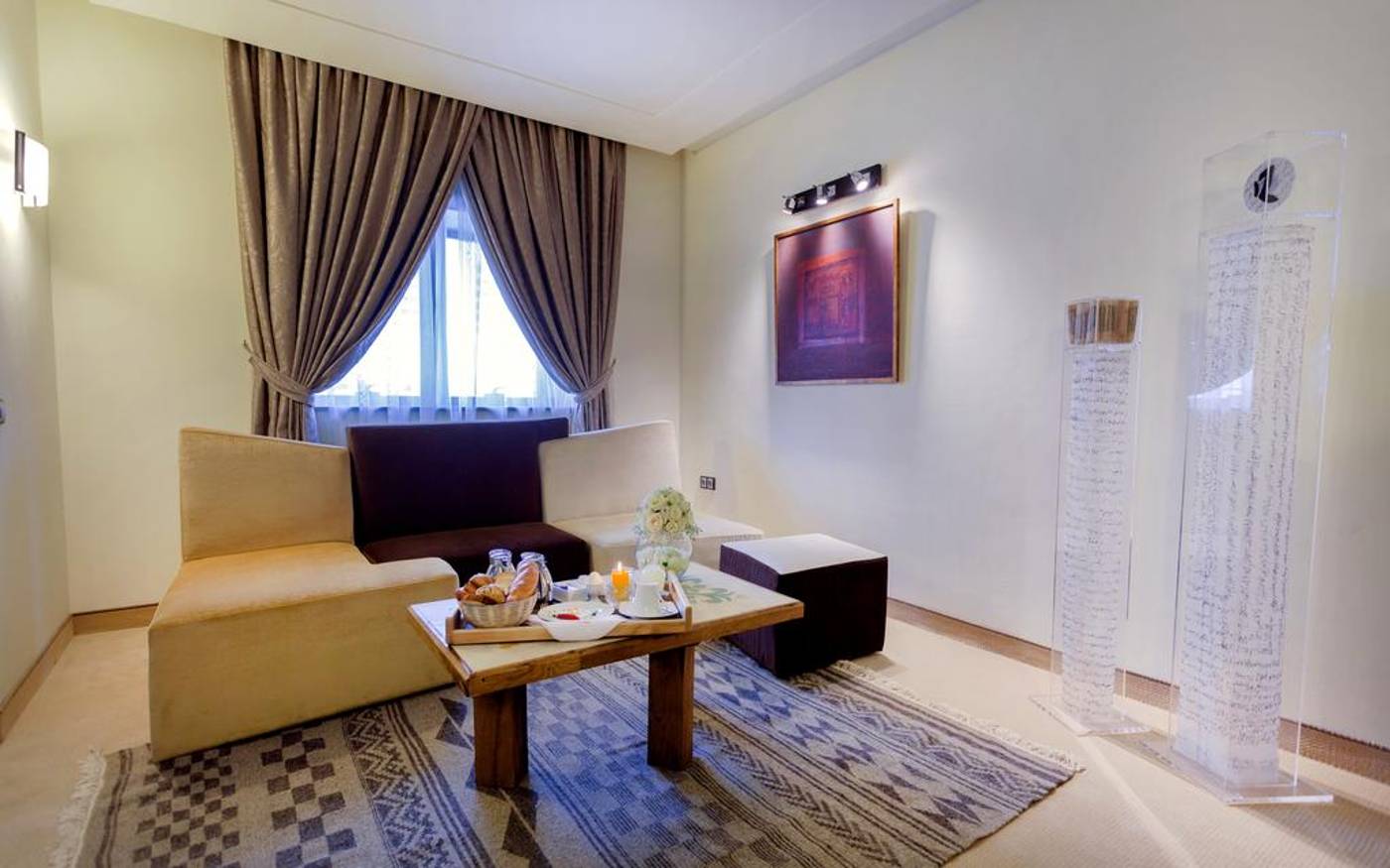 Business-Hotel-Room-15