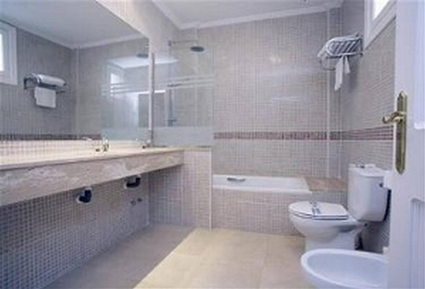 Lloyds-Beach-Club-Room-39