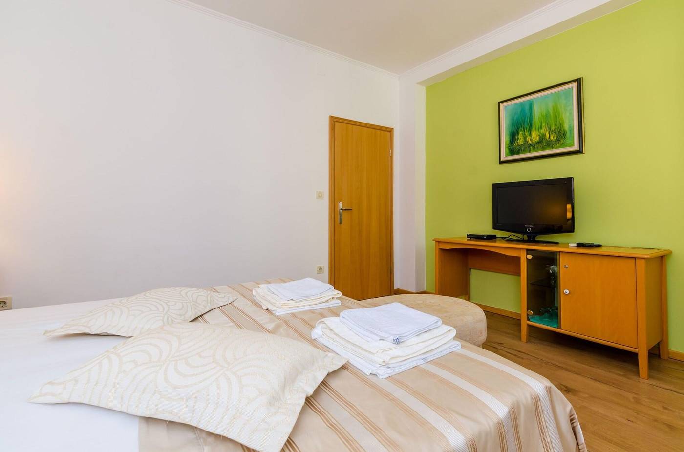 Apartments---Rooms-V-M-Lobby-37