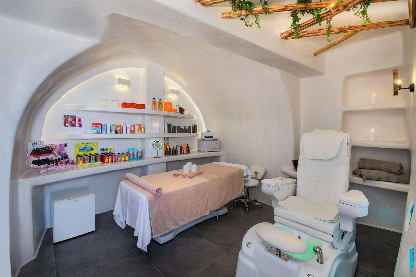 Athina-Repose-Suites-Sports-and-Entertainment-86