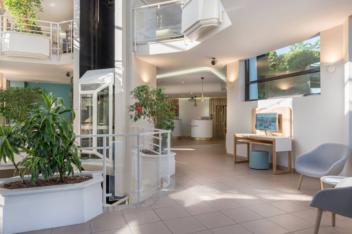 Les-Jardins-de-Sainte-Maxime-Lobby-32