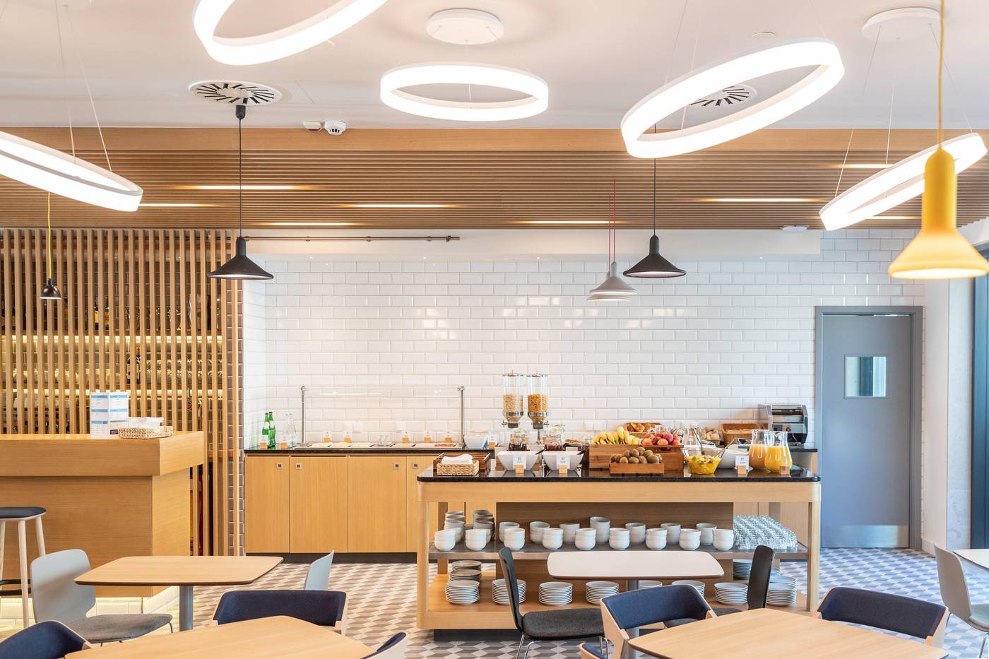 Holiday-Inn-Express-Lisbon---Plaza-Saldanha-Restaurant-14