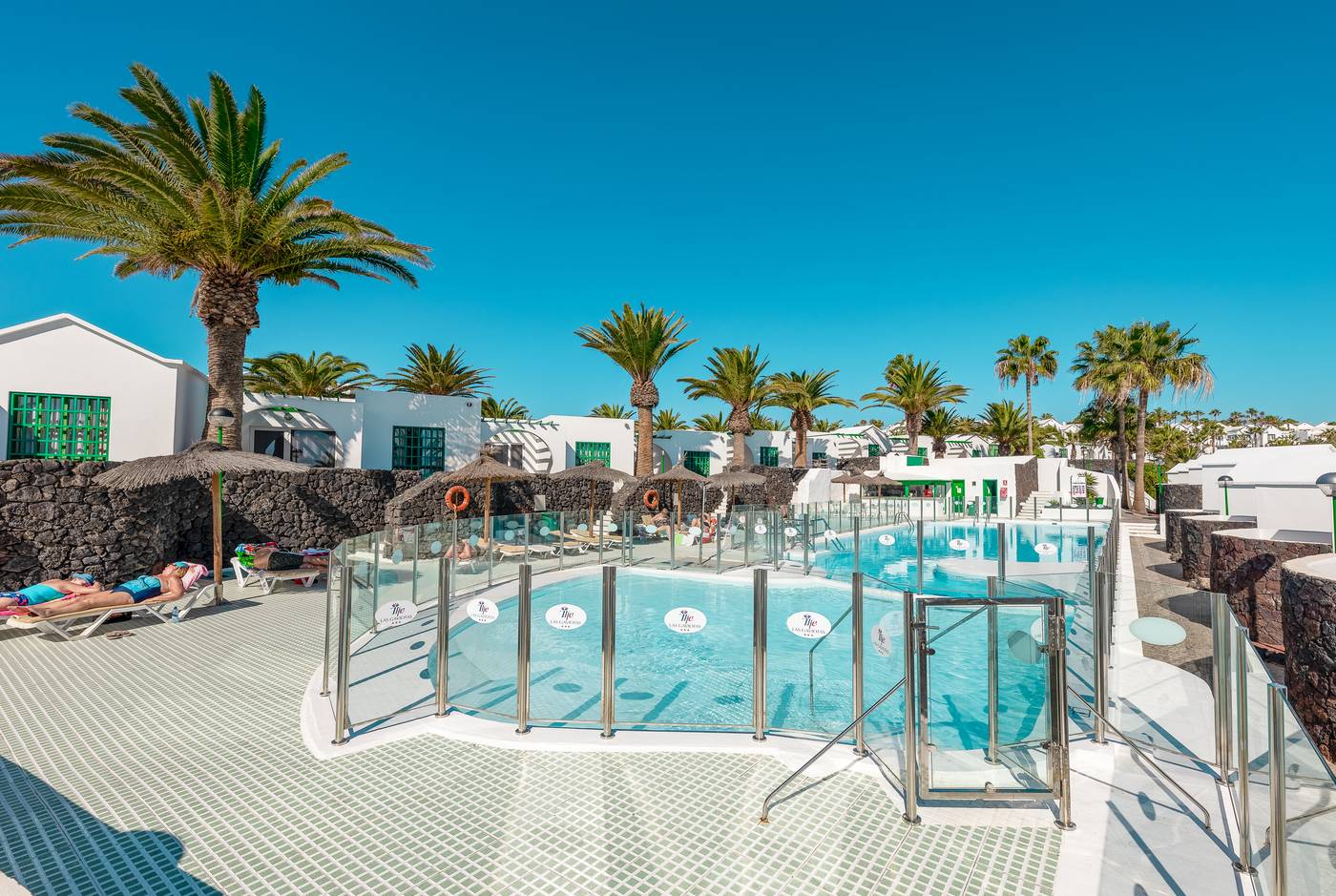 Apartamentos-LIVVO-Las-Gaviotas-Pool-7