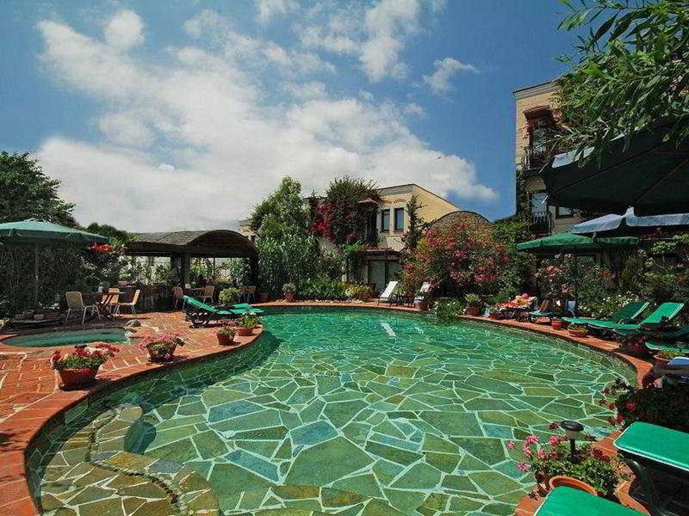 El-Vino-Hotel-Suites-Pool-4