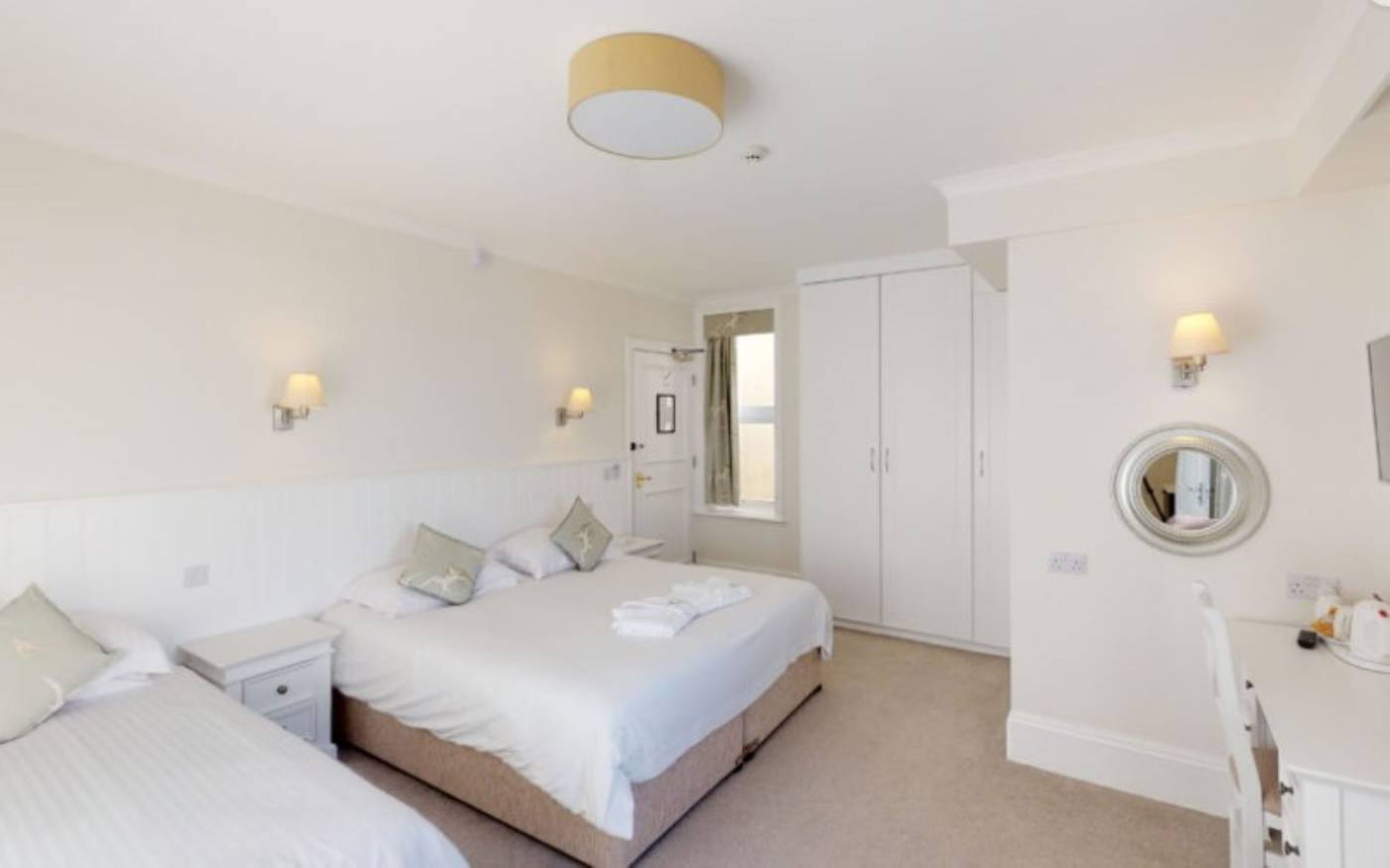 Ommaroo-Hotel-Room-11