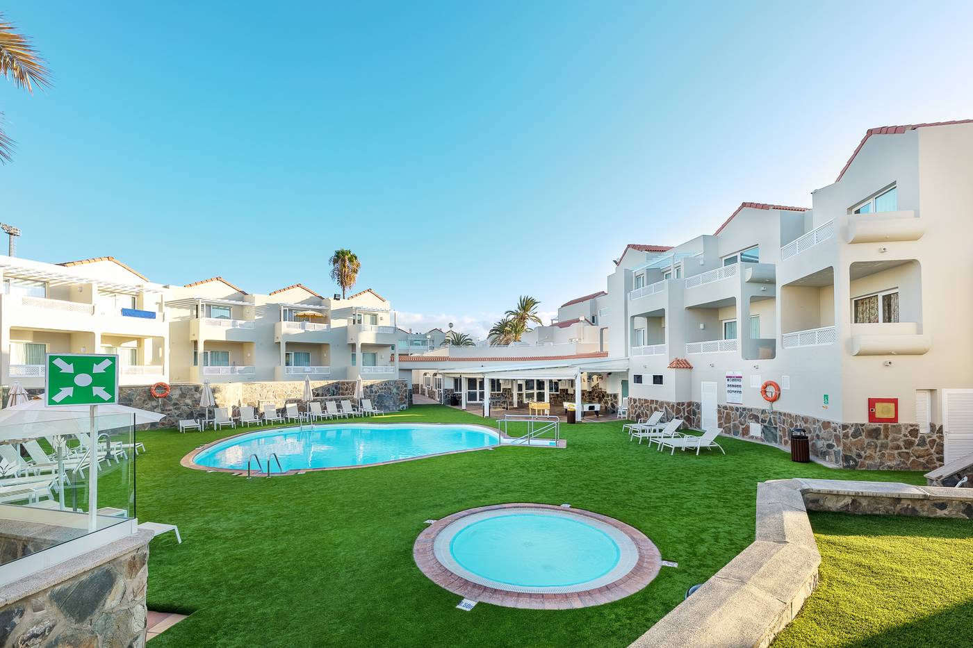 Apartamentos-Koala-Garden-LIVVO-Home-Collection-Pool-9