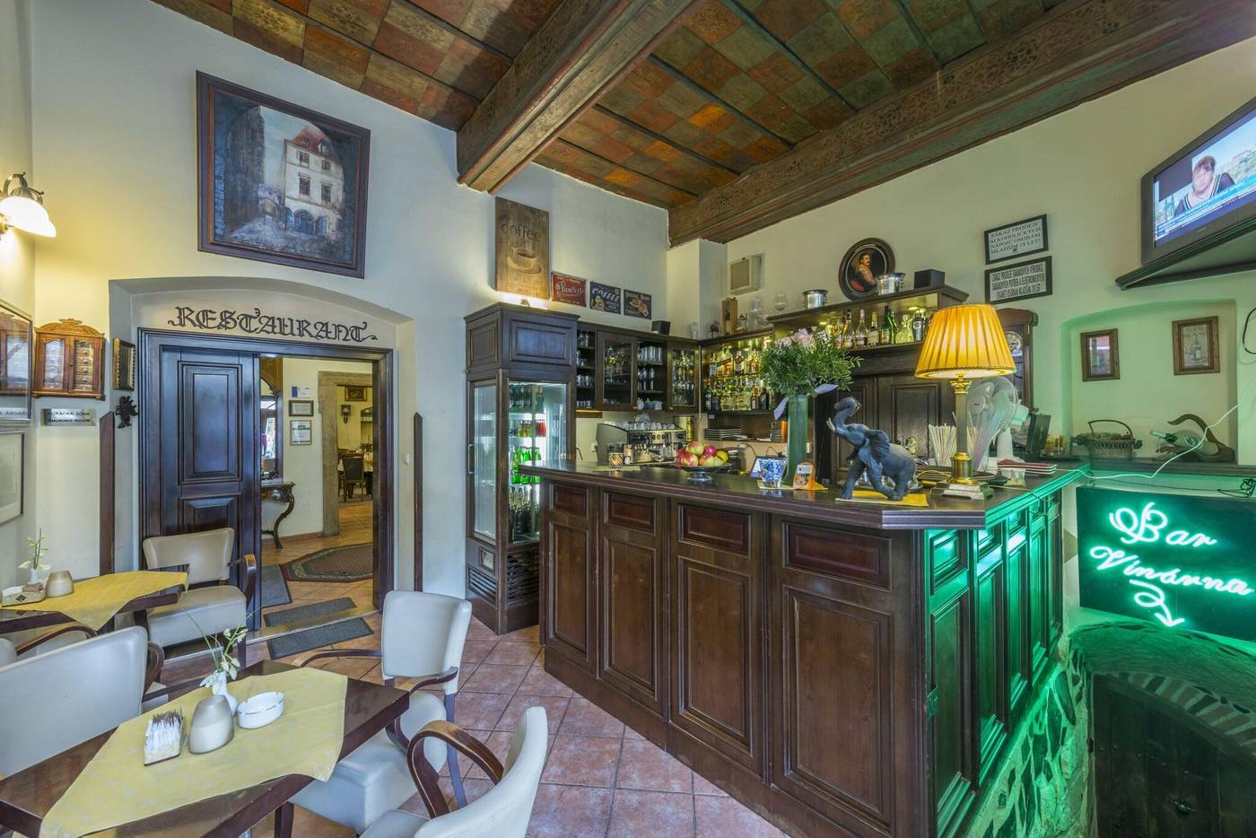 Cerny-Slon-Restaurant-11