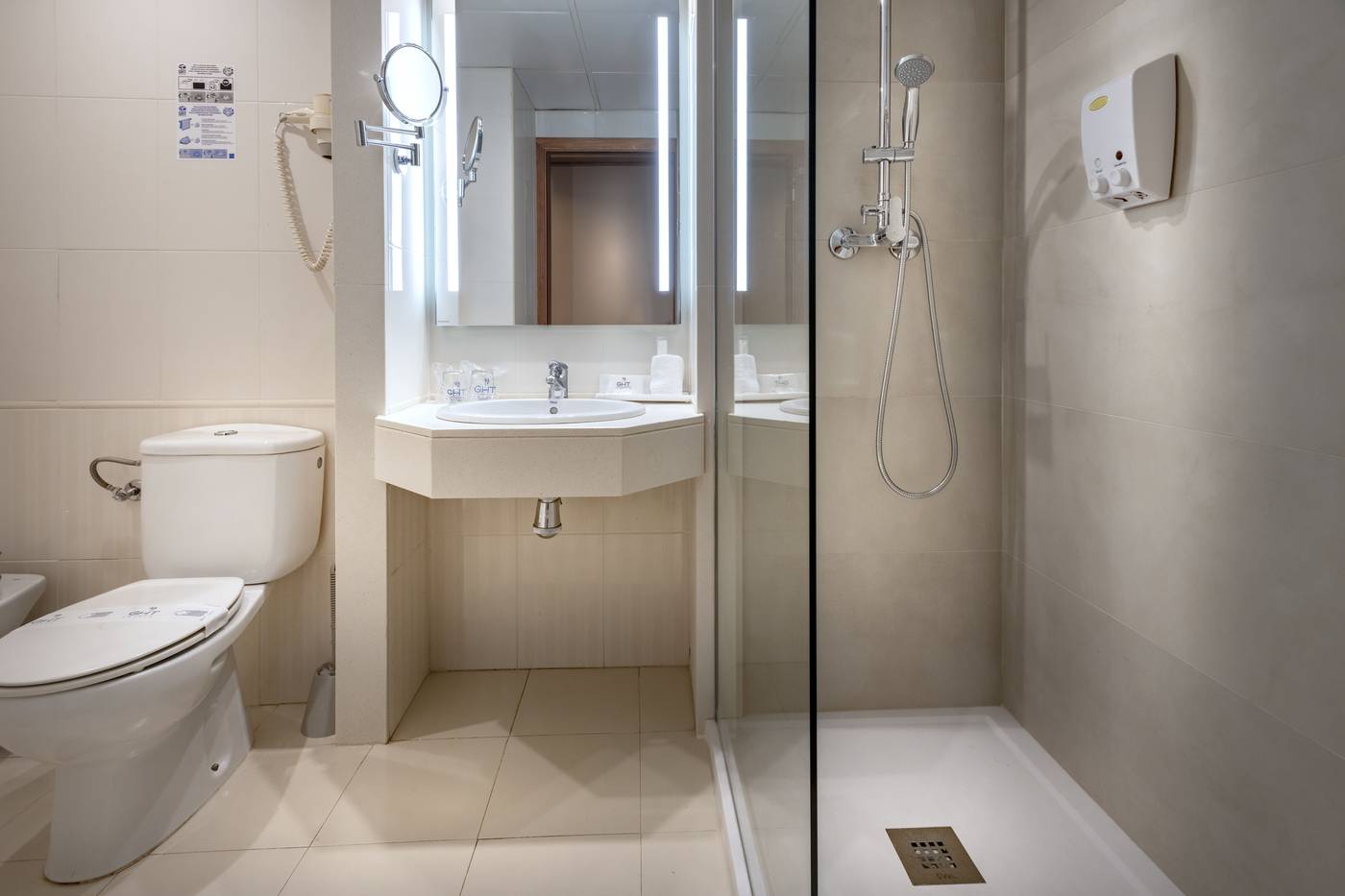 Oasis-Tossa-Room-28