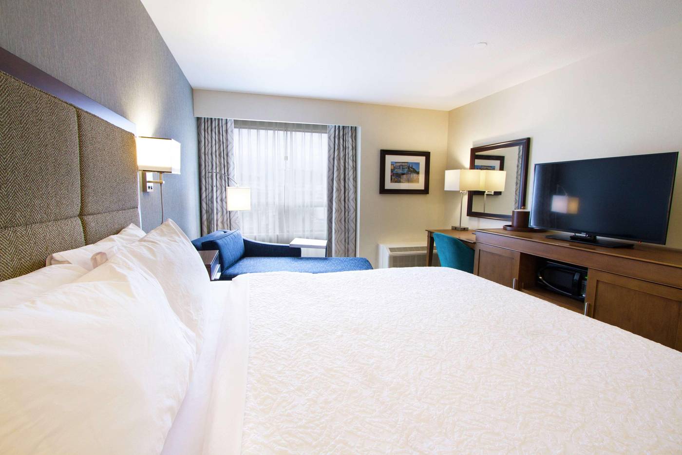 Hampton-Inn-by-Hilton-Vancouver-Airport-Room-9