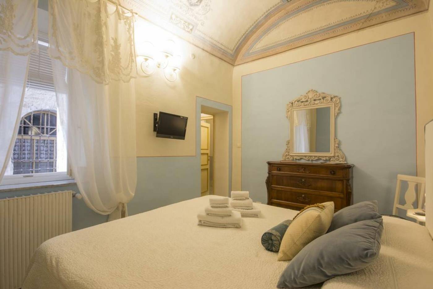 Palazzo-Bulgarini-Room-7