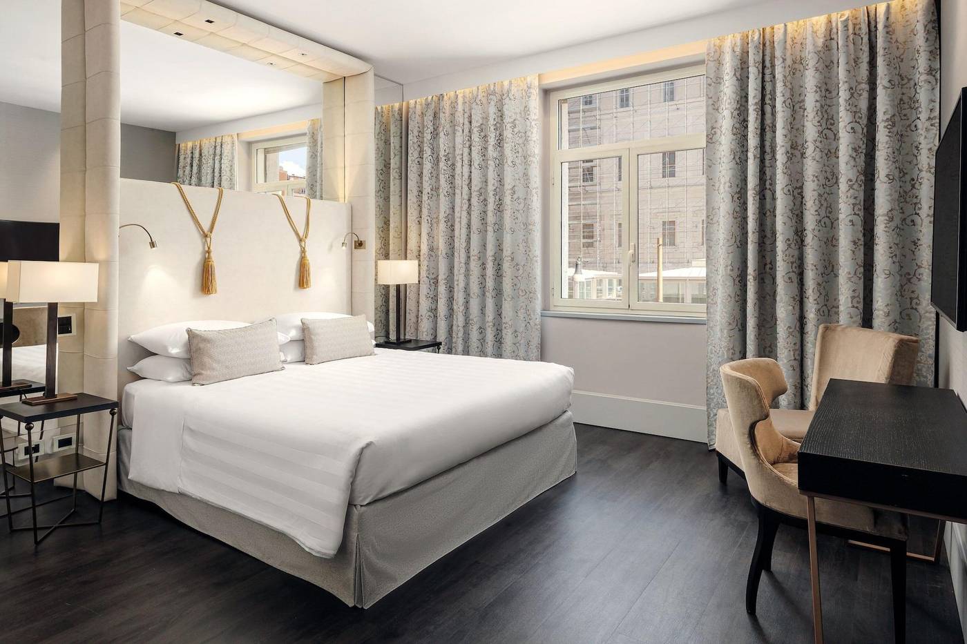 Sina-Bernini-Bristol--Autograph-Collection-Room-33