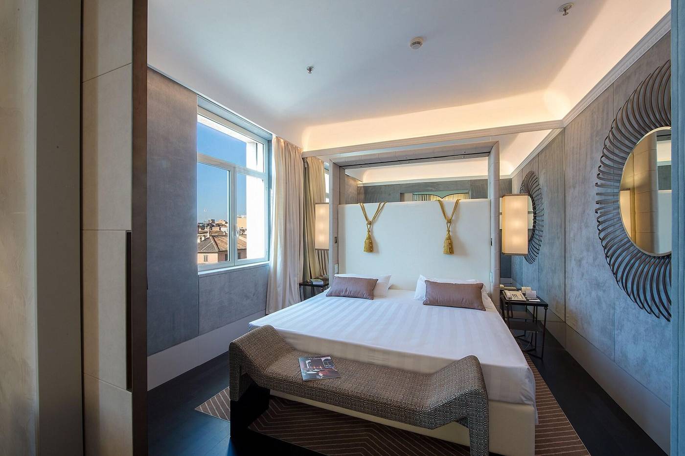 Sina-Bernini-Bristol--Autograph-Collection-Room-46