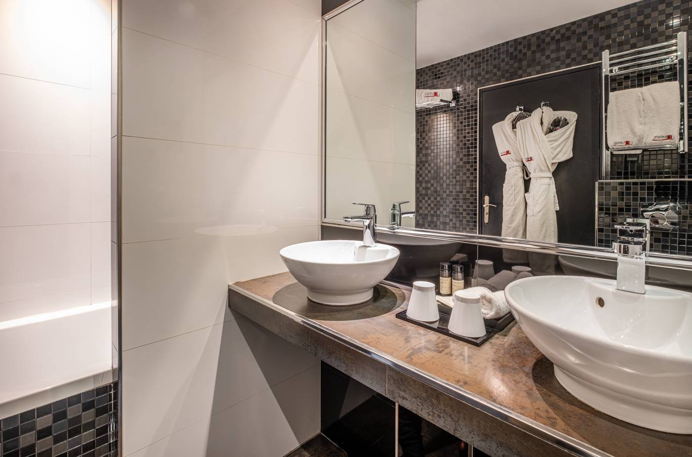 L-Empire-Paris-Room-35