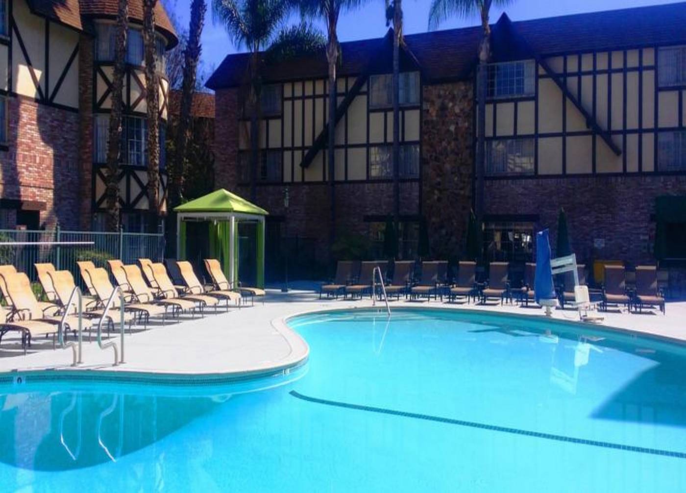 Anaheim-Majestic-Garden-Hotel-Pool-42