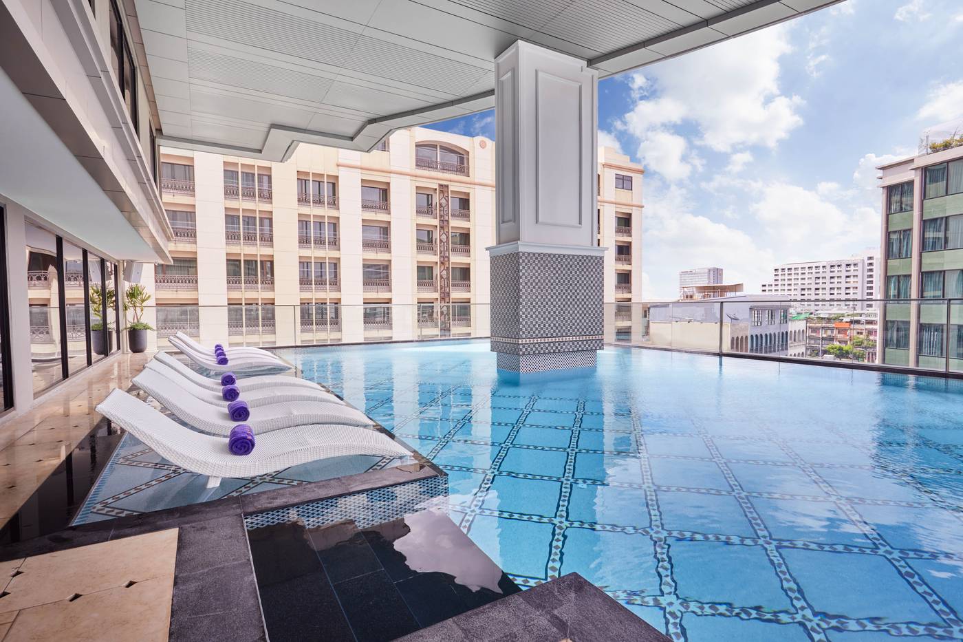 VALIA-Hotel-Bangkok-Sukhumvit-Pool-70