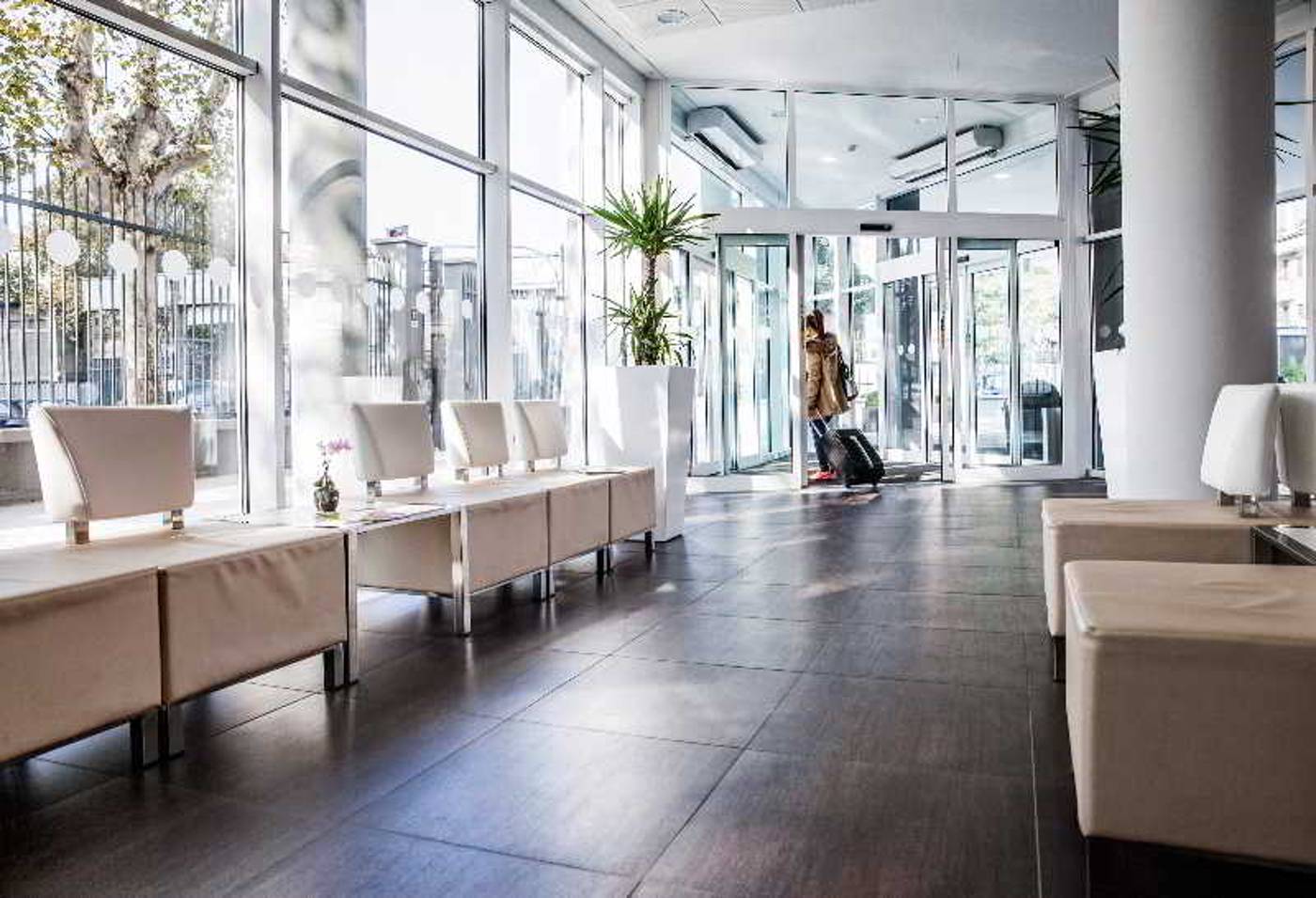 Hotel-Degli-Arcimboldi-Lobby-9