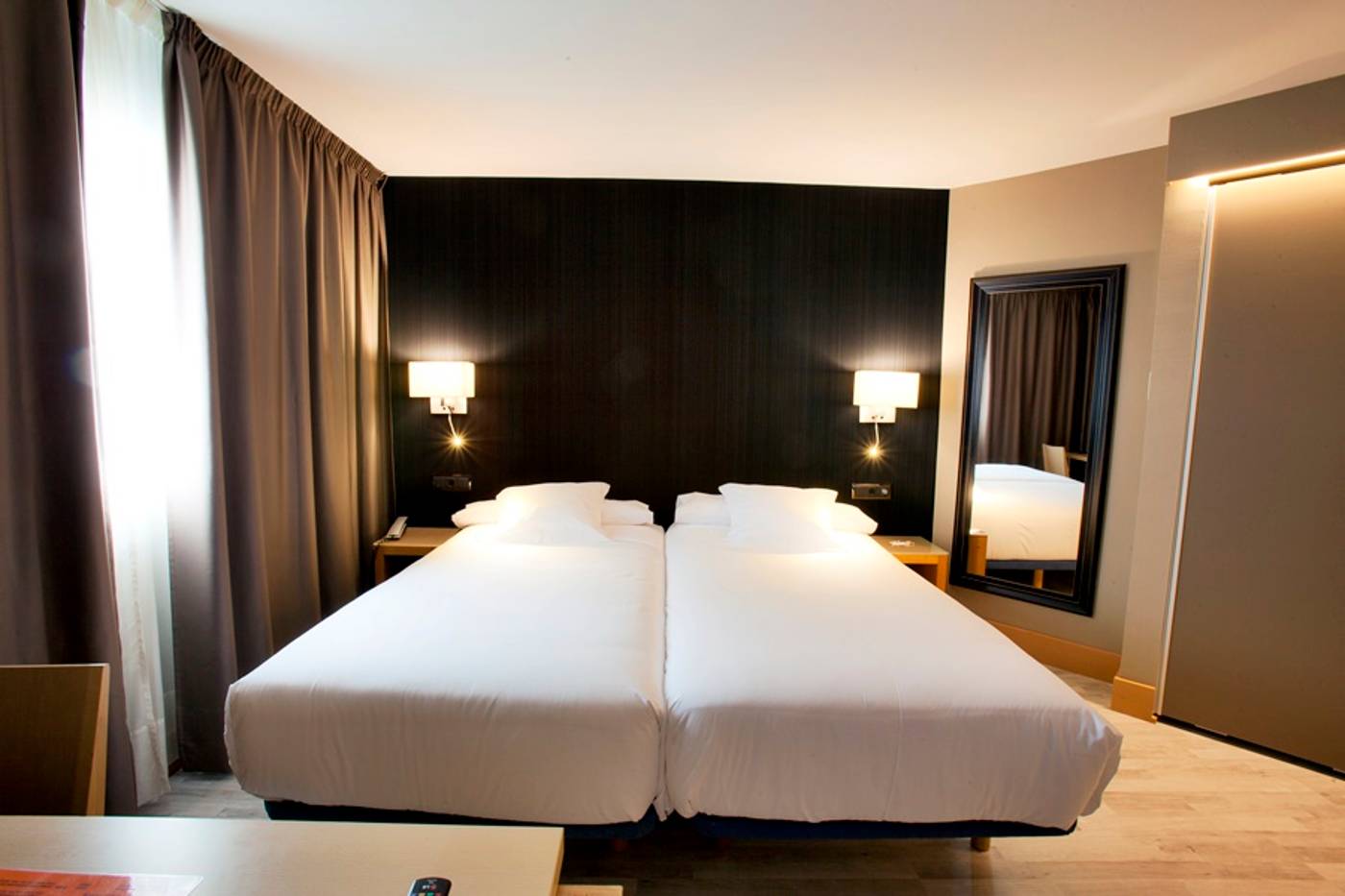 Plaza-Spain-A CORUÑA-Room-5