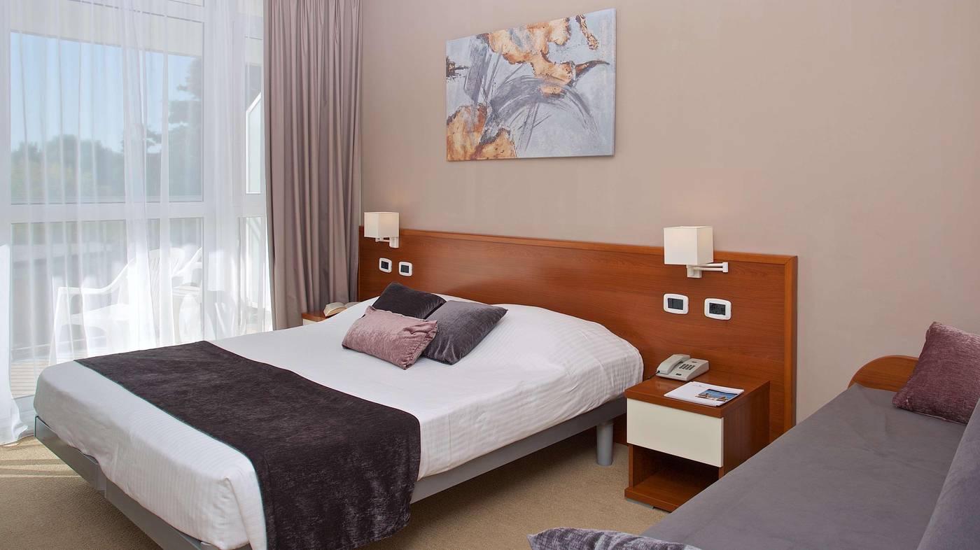 Hotel-Holiday-Room-30