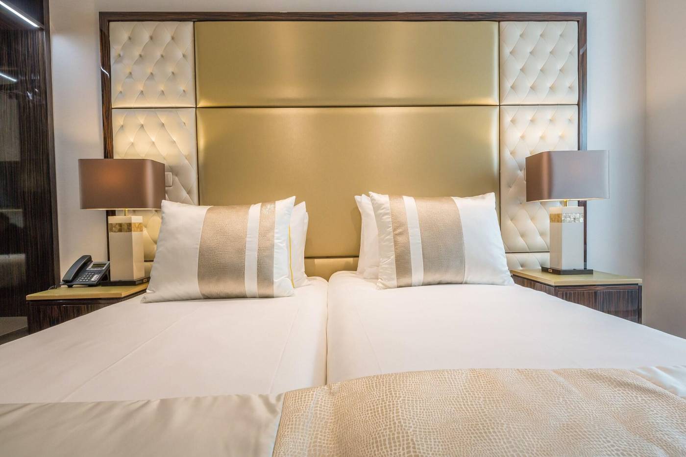 Meraprime-Gold-Design-Hotel-Room-3