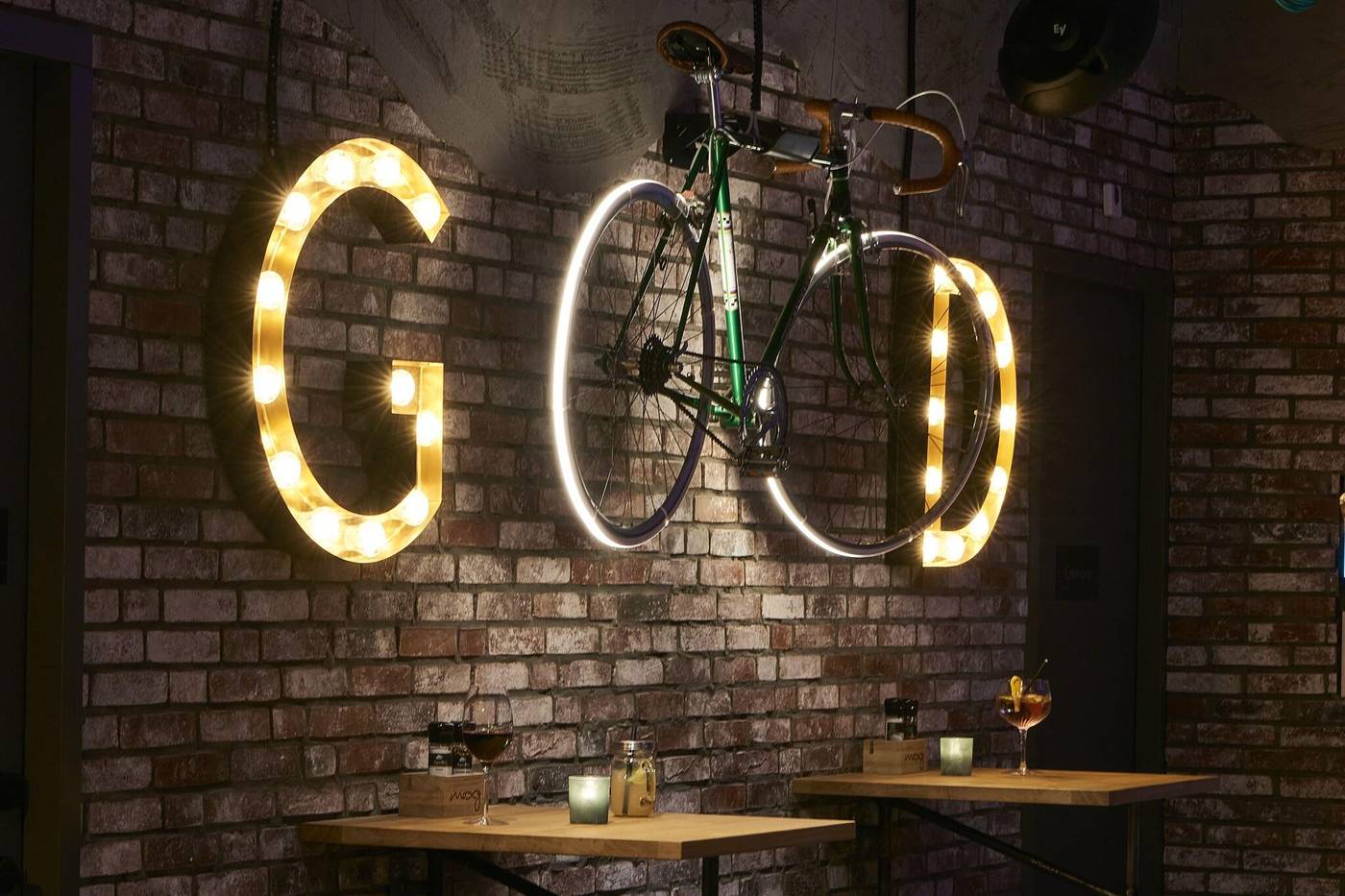 Moxy-Amsterdam-Schiphol-Airport-Bar-21