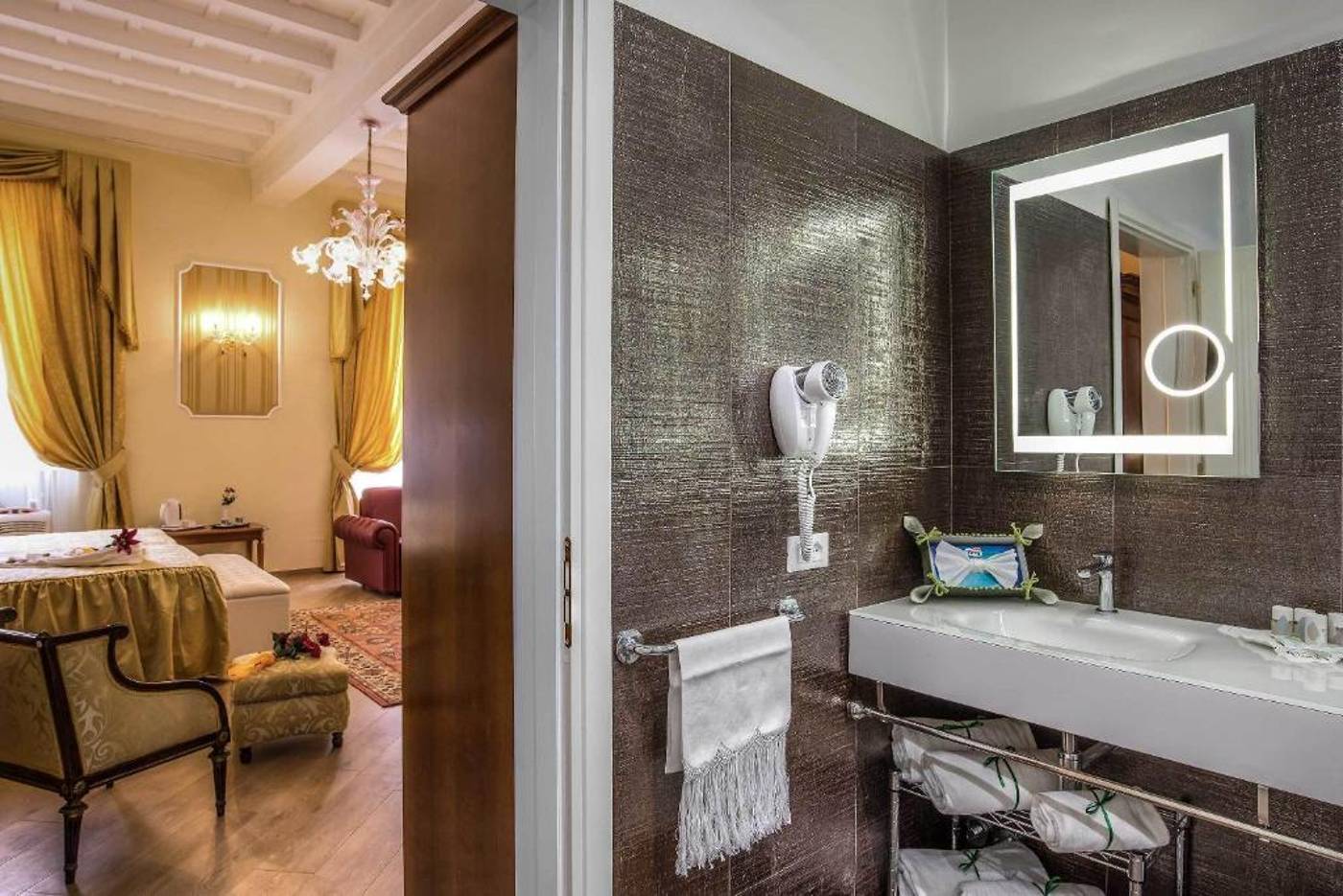 Trevi-Rome-Suite-Room-22