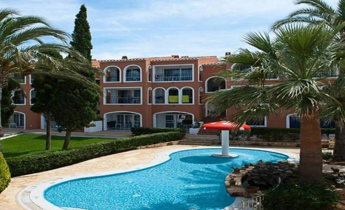 Vacances-Menorca-Resort-Pool-9