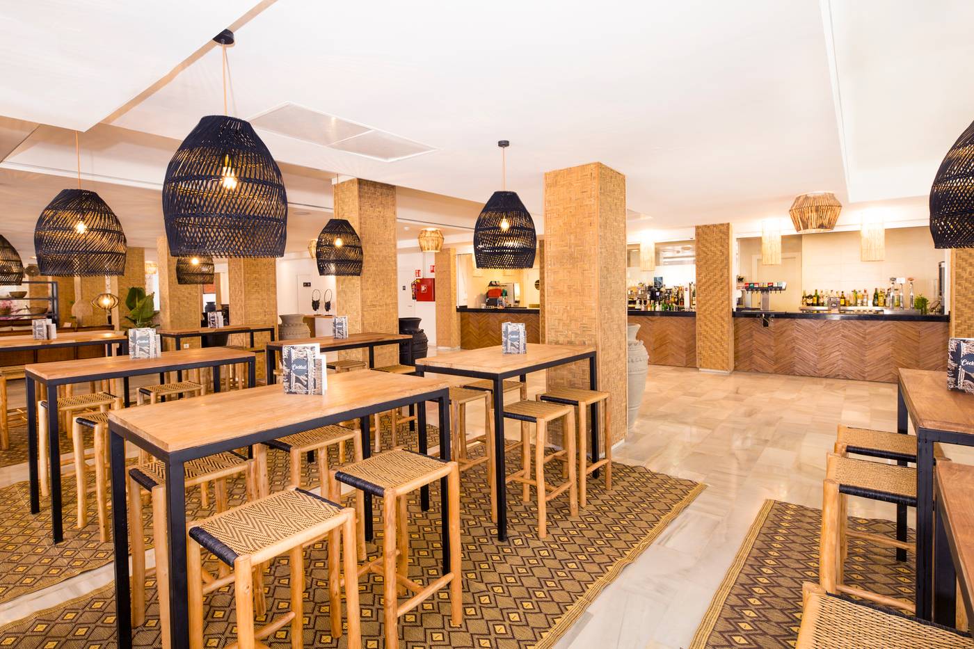 Club-Bahamas-Ibiza-Bar-35