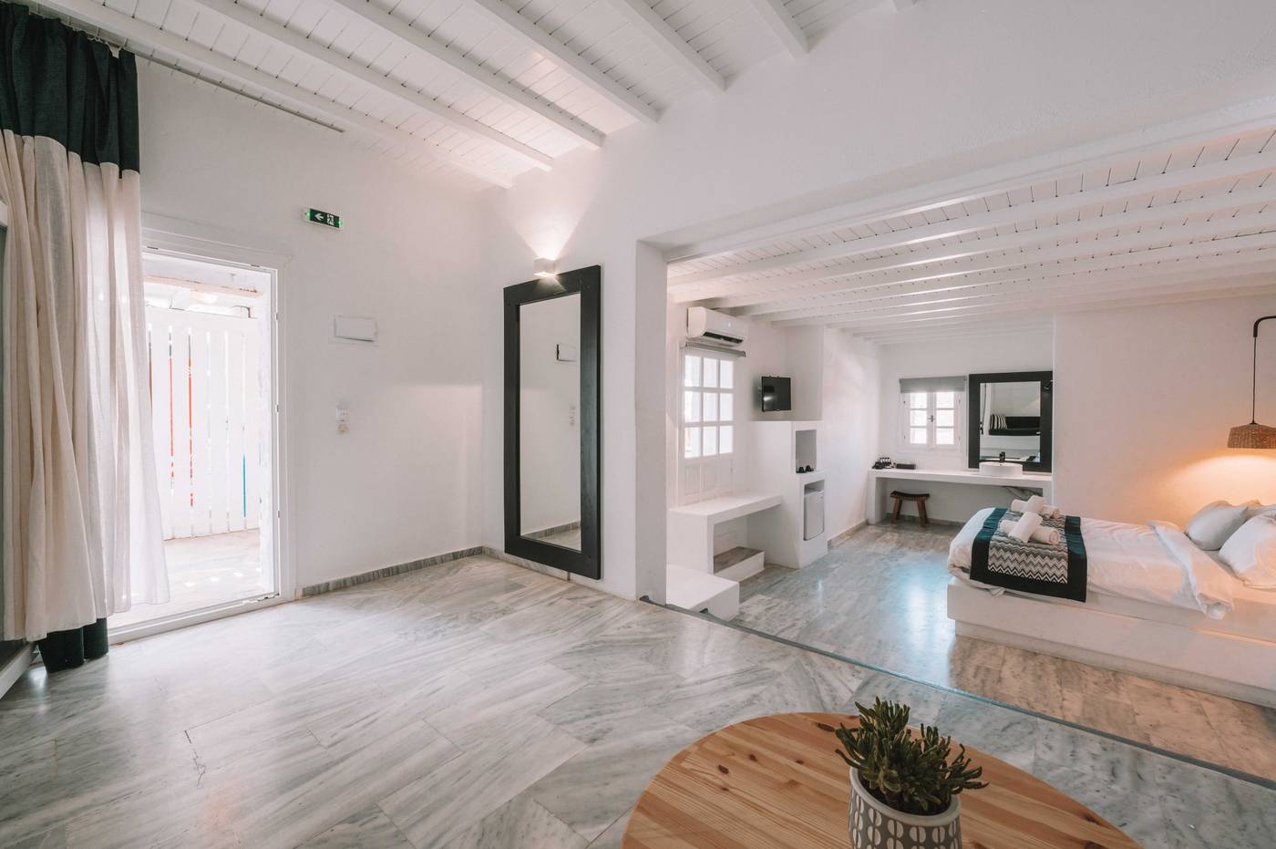 Mr---Mrs-White-Mykonos-Room-33