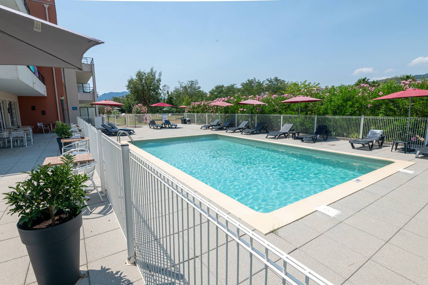 Comfort-Suites-Cannes-Mandelieu-Pool-1