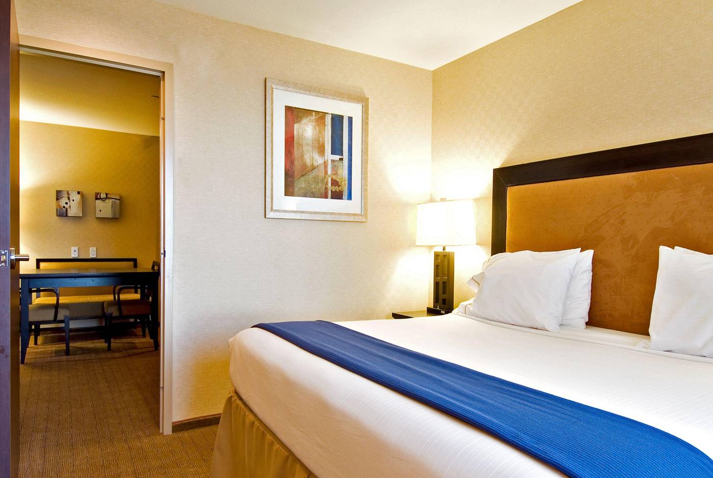 Holiday-Inn-Express---Suites-Riverport-Room-15