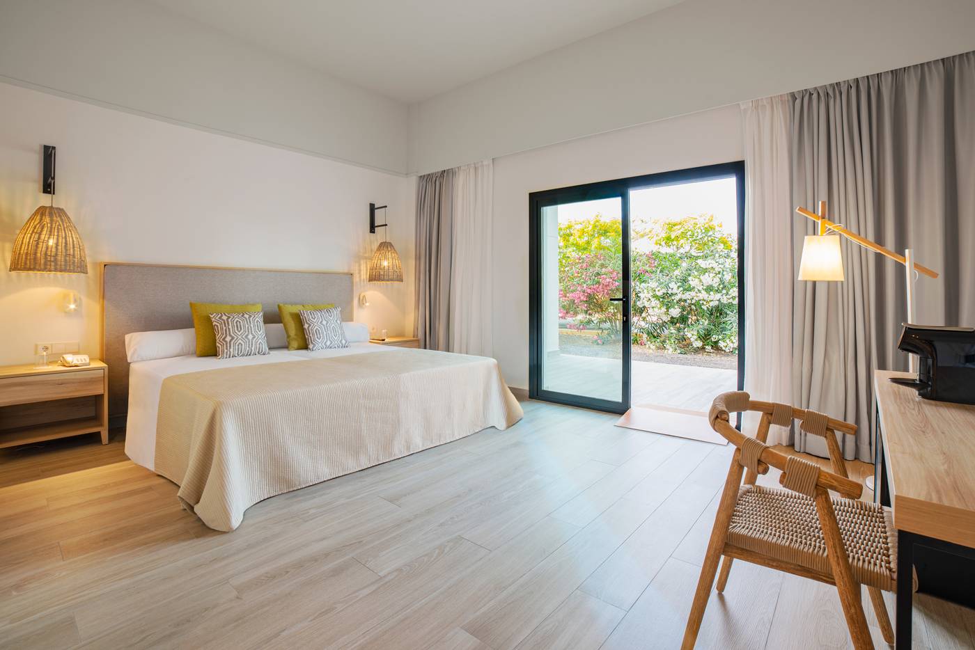 Cabogatamar-Garden-Room-16