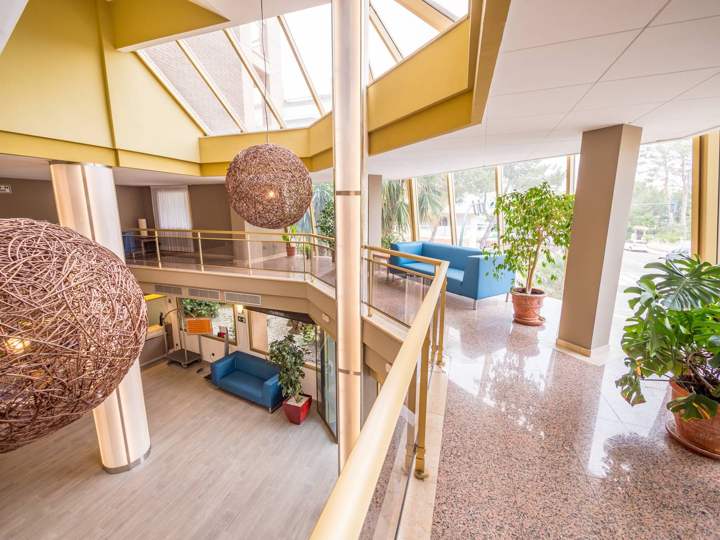 Golden-Avenida-Family-Suites-Lobby-39