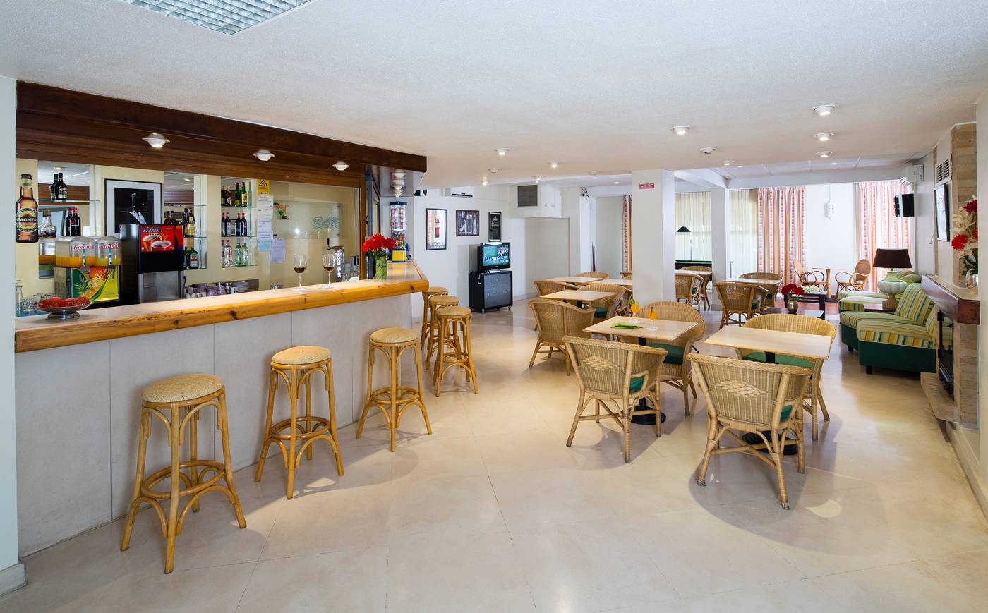 Cheerfulway-Valmangude-Jardim-Apartamentos-Bar-13