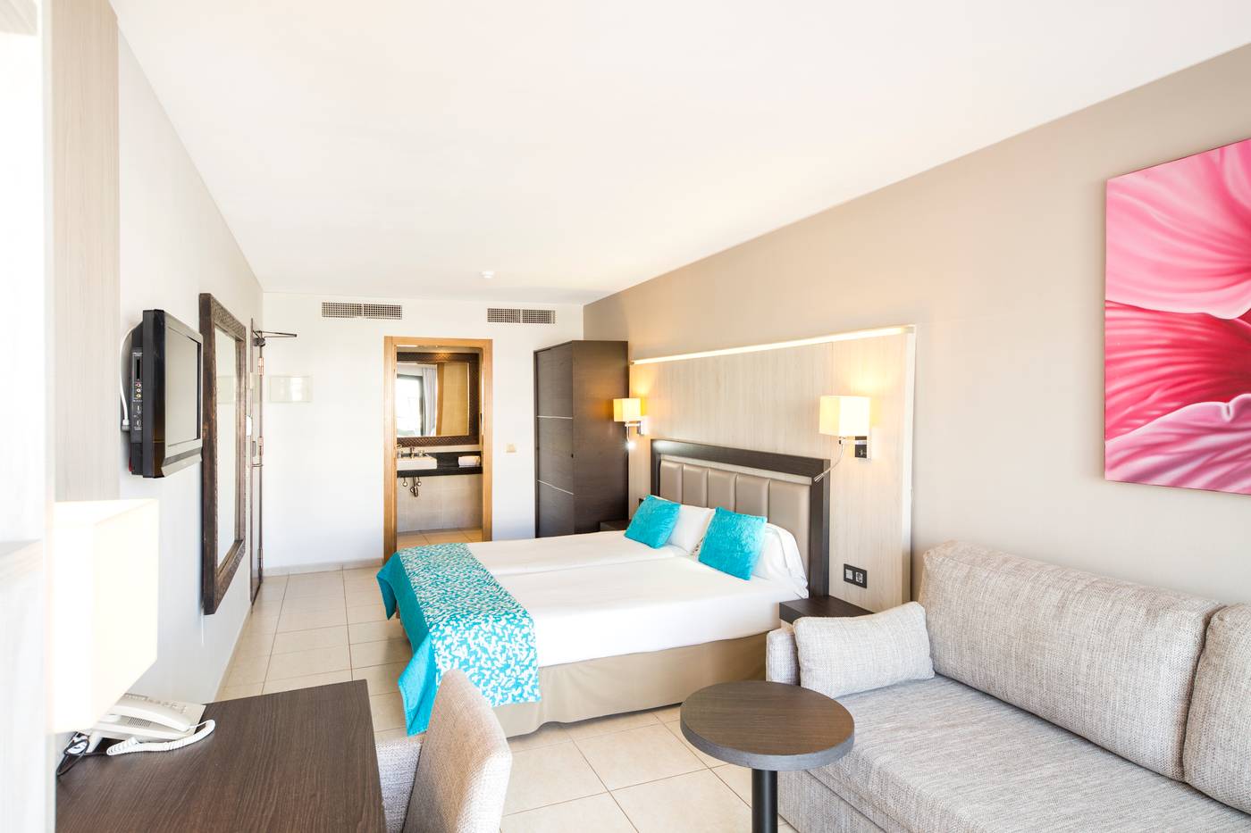 Club-Bahamas-Ibiza-Room-23