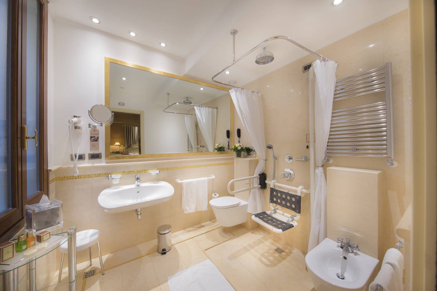 A-La-Commedia-Room-37