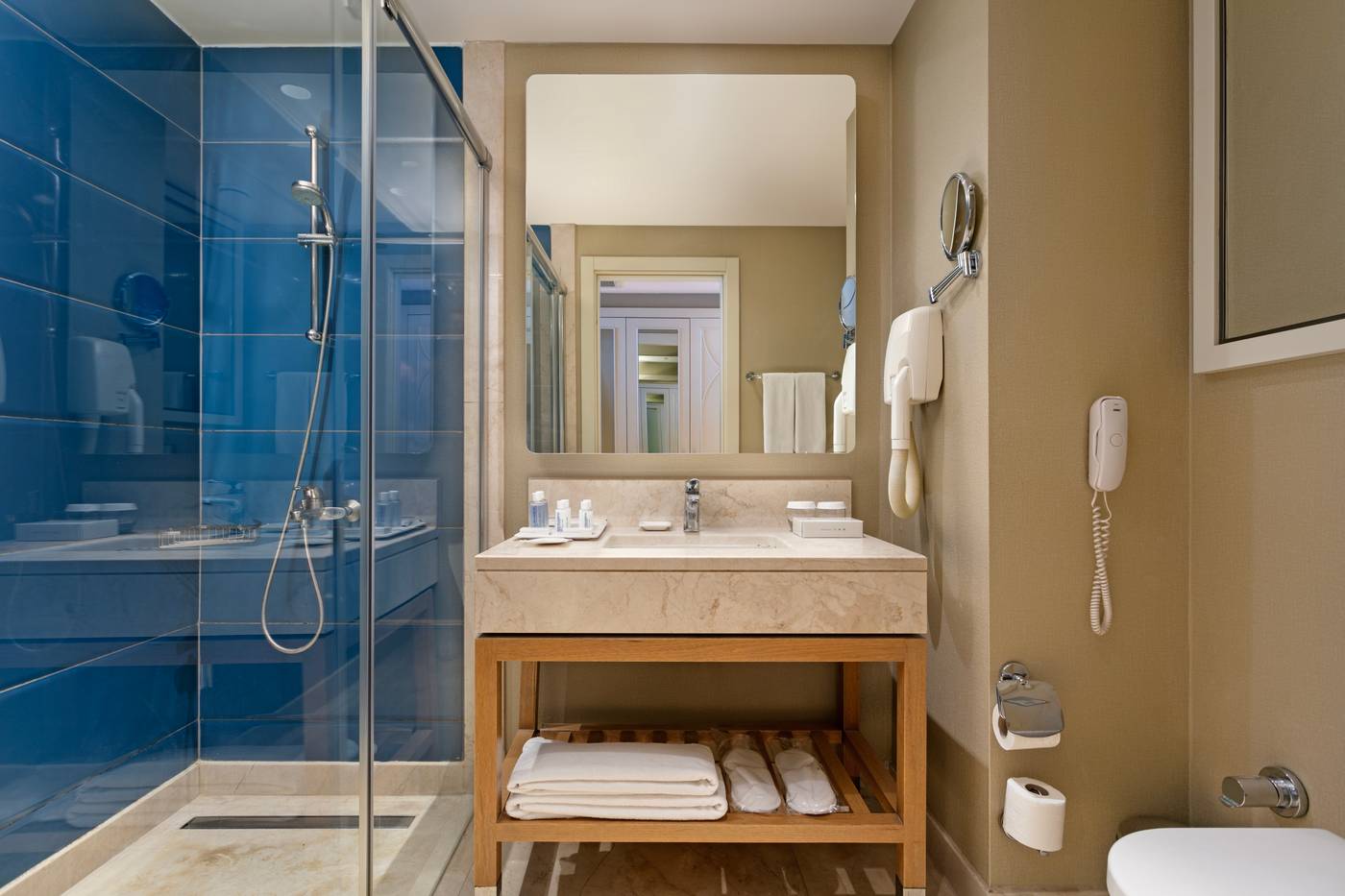 Titanic-Deluxe-Lara-Room-42