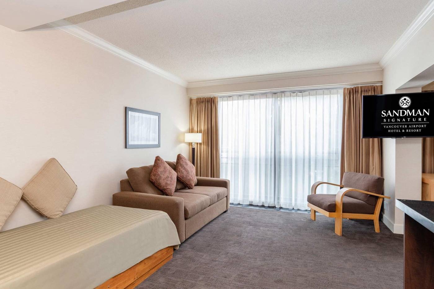 Sandman-Signature-Hotel---Resort-Vancouver-Airport-Room-28
