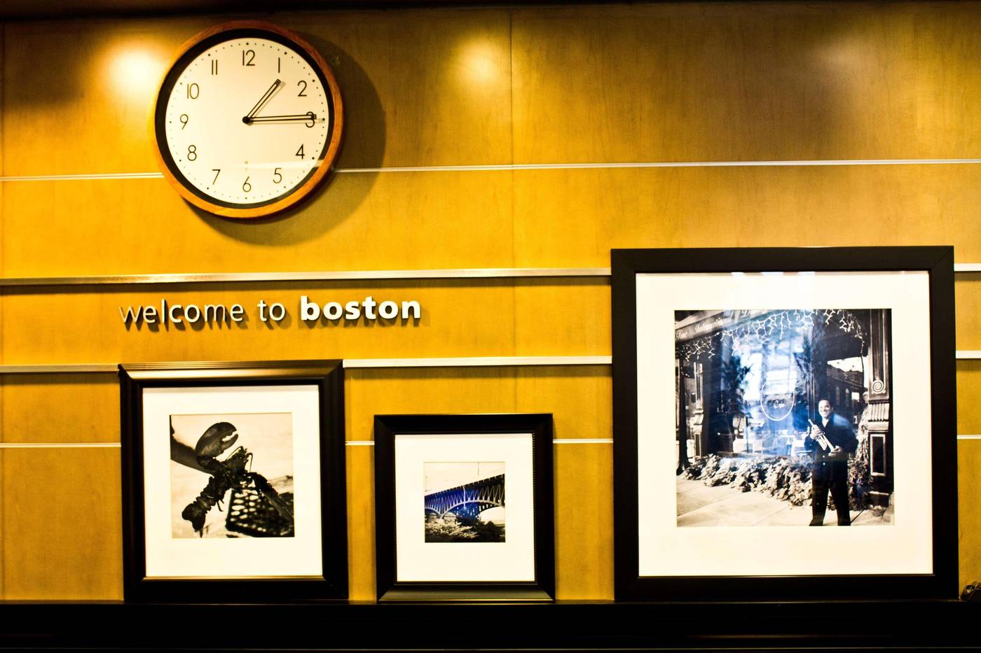 Hampton-Inn---Suites-Boston-Crosstown-Center-Lobby-7
