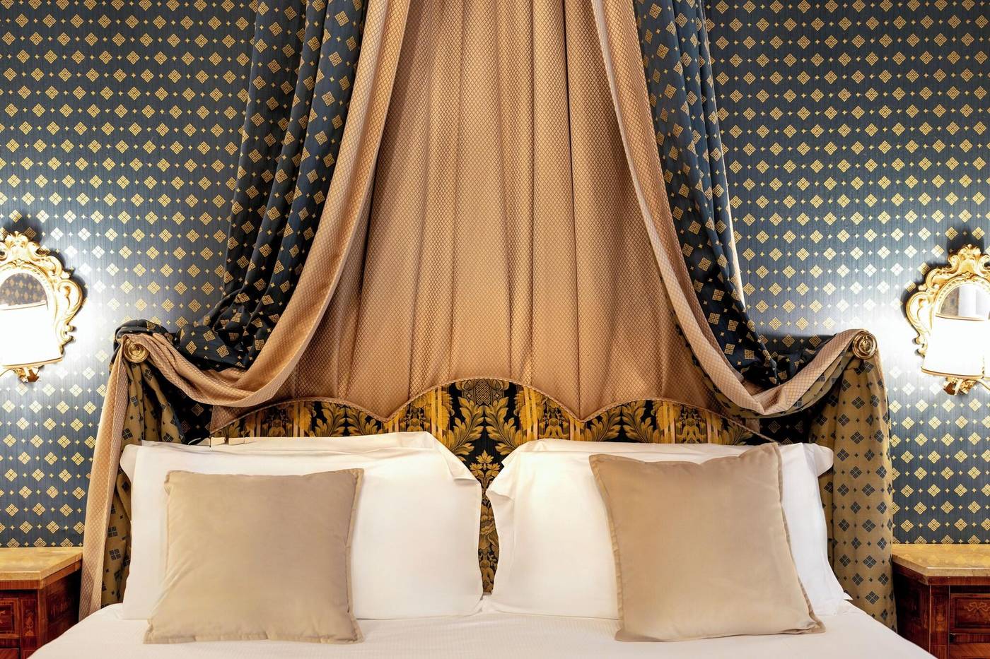 Al-Ponte-Dei-Sospiri-Junior-Suites-Room-18