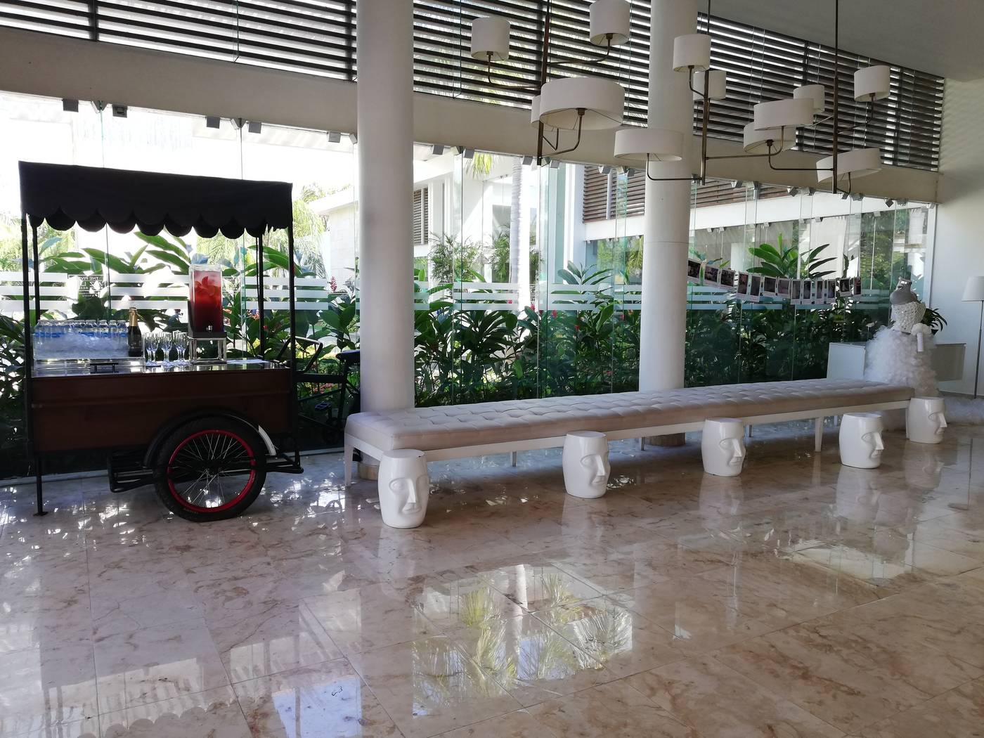 Essence-at-the-Fives-Beach-Lobby-55