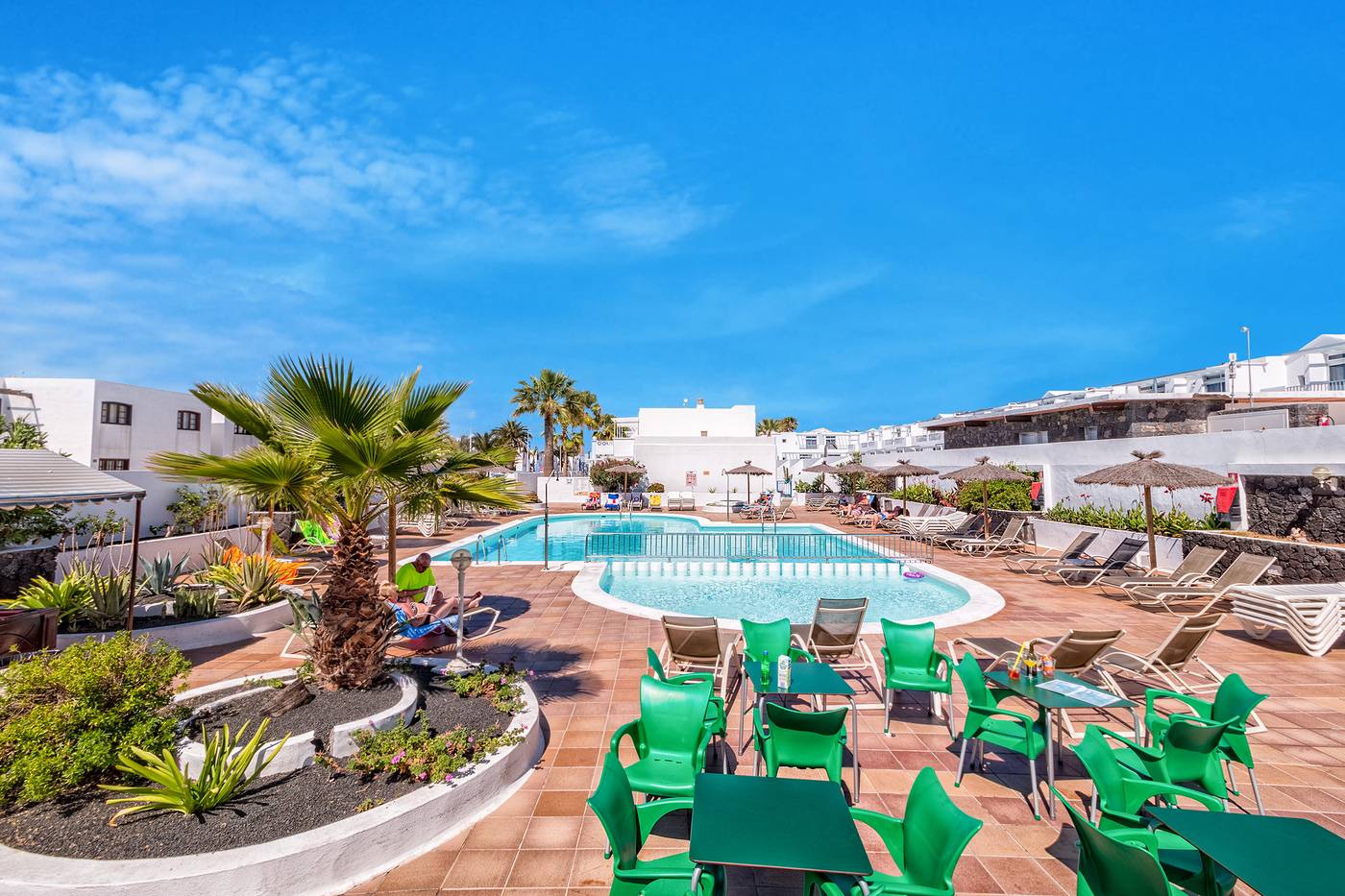 Apartamentos-LIVVO-Oasis-Pool-1