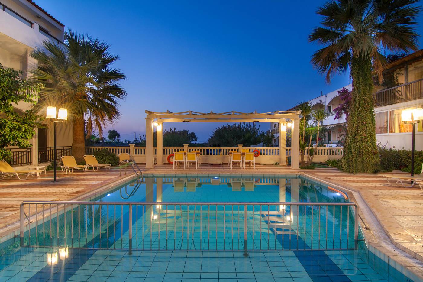 Trefon-Hotel-Apartments-Pool-1