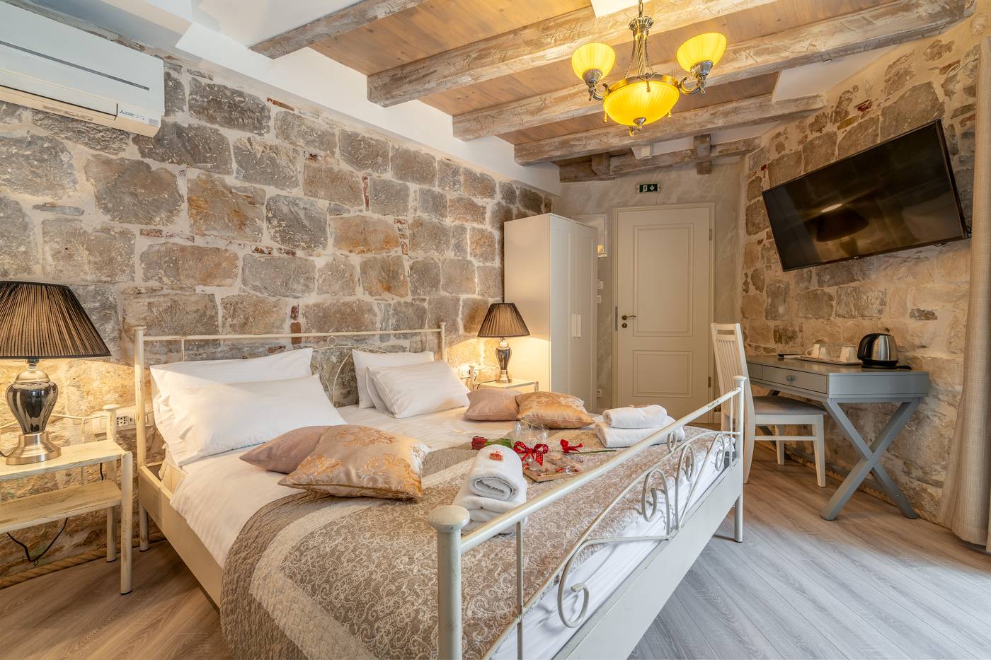 Heritage-Palace-Varos---Quaint---Elegant-Hotels-Room-7