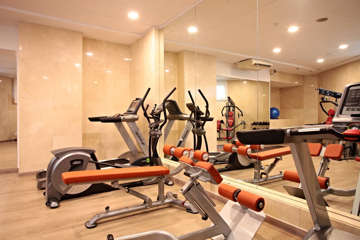 Sandos-Benidorm-Suites-Sports-and-Entertainment-58